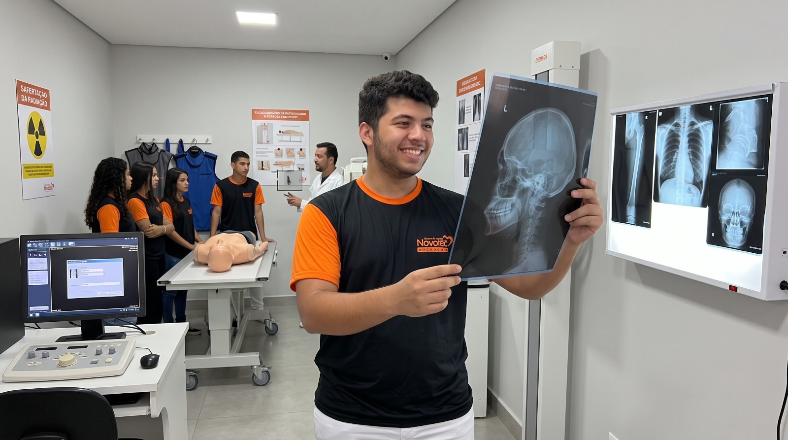 Aluno do curso técnico em Radiologia da Novetec analisando uma radiografia de crânio na sala de exames