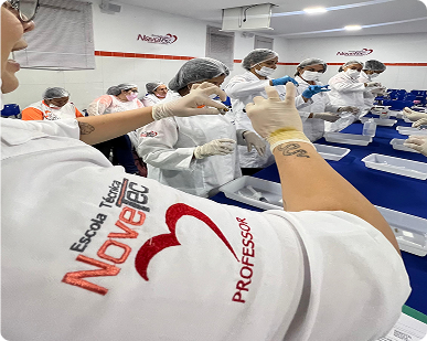 Alunos da Novetec em aula prática de enfermagem no laboratório da escola em Fortaleza